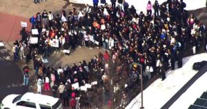 Biểu tình nổ ra sau vụ nổ súng của ICE tại Minneapolis