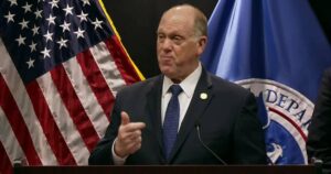 Việc rút quân của ICE tại Minnesota tùy thuộc vào sự hợp tác, theo lời Lãnh đạo Đặc trách Biên giới của Tổng thống Trump 11 Việc rút quân của ICE tại Minnesota tùy thuộc vào sự hợp tác, theo lời Lãnh đạo Đặc trách Biên giới của Tổng thống Trump