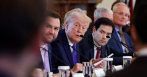 Tổng Thống Donald Trump gặp gỡ các nhà điều hành dầu khí