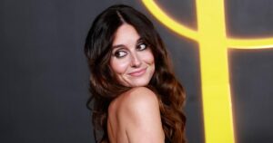 Mary Beth Barone ‘Overcompensating’ làm phóng viên thảm đỏ Quả Cầu Vàng 2026