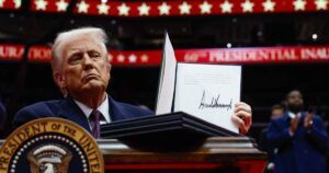 Sắc lệnh, ân xá và golf: Một năm đầu của Tổng Thống Donald Trump trong nhiệm kỳ hai