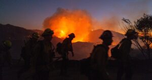 Tổng Thống Donald Trump chỉ trích ‘sự ngu ngốc’ của Anh Quốc, Minnesota chuẩn bị điều quân