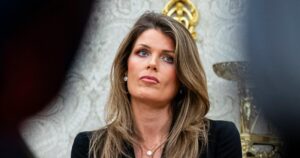 Cựu công tố viên liên kết với Tổng Thống Donald Trump rời bỏ vị trí