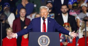 Các nhà tài trợ giàu có đổ tiền vào siêu PAC của Tổng Thống Donald Trump