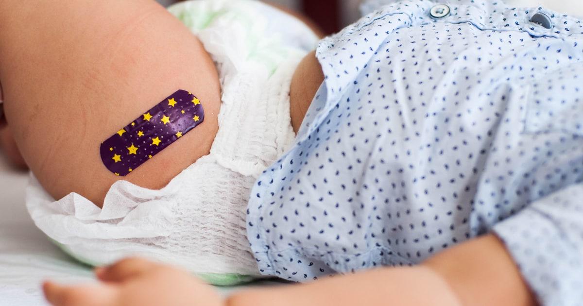 Nghiên cứu: Cha mẹ trì hoãn chích ngừa cho con dễ bỏ qua cả vắc-xin sởi 1 251209 baby bandage mn 1150 f9b85e