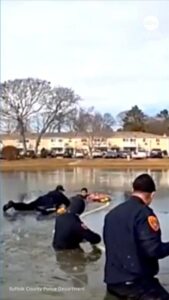 Cảnh sát giải cứu một thiếu niên khỏi ao băng ở Long Island