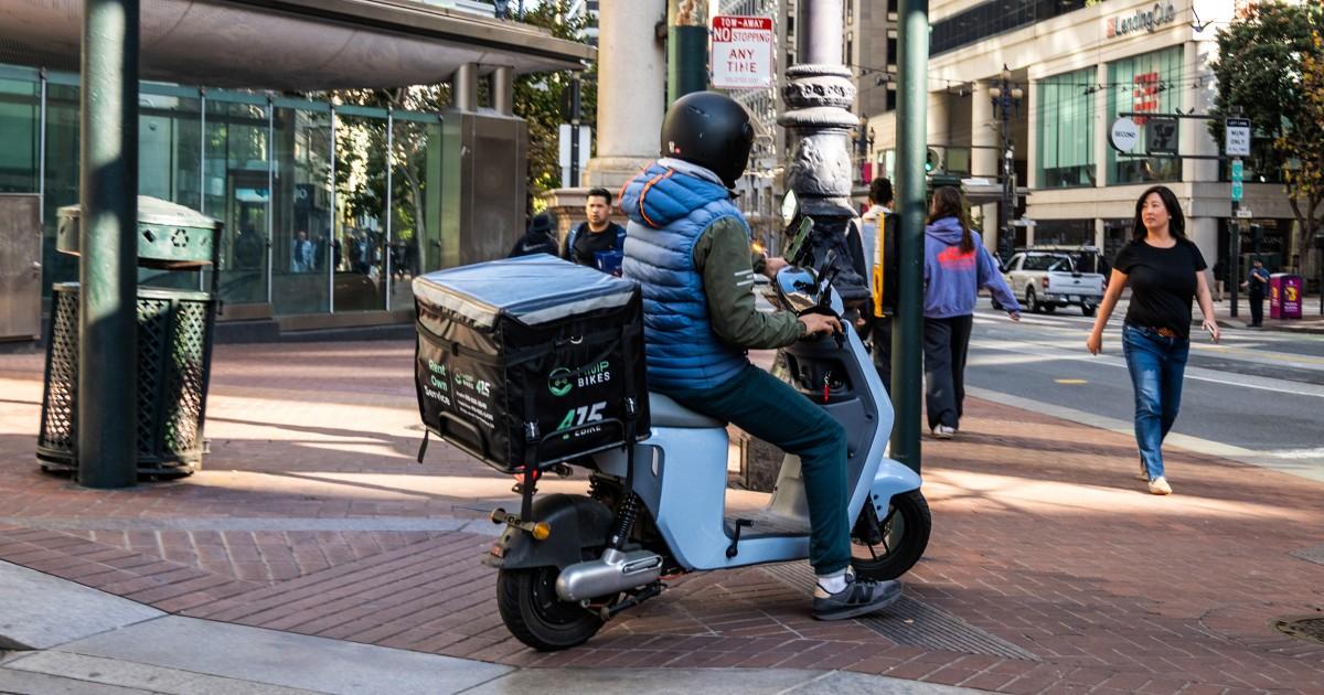 260106 food delivery driver ew 727p b628ae