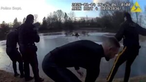 Chàng trai 13 tuổi được giải cứu khỏi ao băng ở New Jersey 20 Chàng trai 13 tuổi được giải cứu khỏi ao băng ở New Jersey