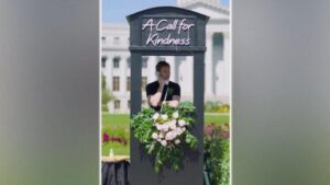 Điện thoại công cộng du lịch khắp nước Mỹ, lan tỏa thông điệp tử tế