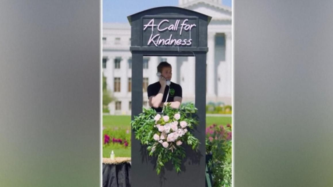 Điện thoại công cộng du lịch khắp nước Mỹ, lan tỏa thông điệp tử tế 1
