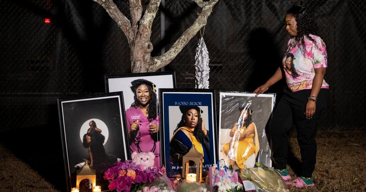 Nữ hộ sinh ủng hộ phụ nữ da màu qua đời sau khi sinh nở 1 260108 Janell Green Smith Midwife Vigil ew 512p 21e675