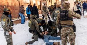 Trường học ở Minneapolis đóng cửa sau vụ đột kích của ICE và cái chết của một phụ nữ