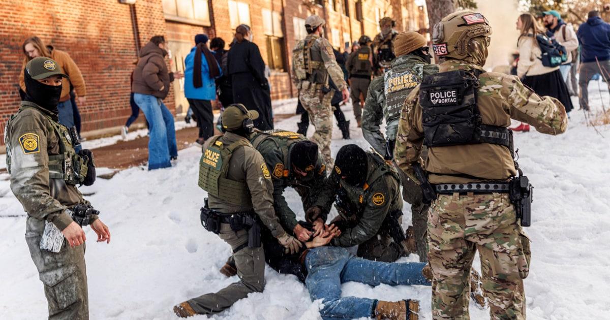 Trường học ở Minneapolis đóng cửa sau vụ đột kích của ICE và cái chết của một phụ nữ 1 260108 roosevelt high school minneapolis ew 345p 58ca6e