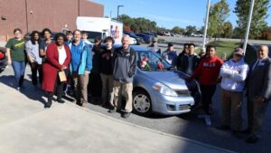 Nữ sinh trung học được tặng xe bất ngờ