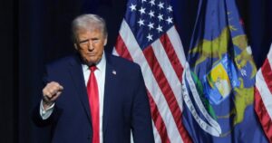 Tổng Thống Donald Trump ca ngợi ‘thời kỳ bùng nổ kinh tế’ trong khi người Mỹ lo lắng về giá cả