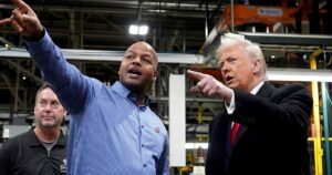 Tổng Thống Donald Trump giơ ‘ngón tay thối’ với người la ó tại nhà máy Ford