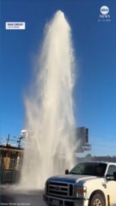 Vòi rồng nước phun trào ở San Diego