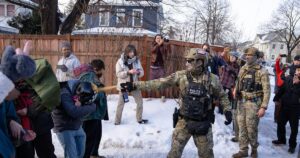 Thẩm phán Mỹ yêu cầu dừng xịt hơi cay và trả đũa người biểu tình