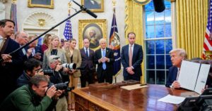 Tổng Thống Donald Trump ân xá nhiều tội phạm tài chính