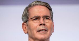 Chính Quyền Tổng Thống Donald Trump Đe Dọa Áp Thuế lên Châu Âu Vụ Greenland