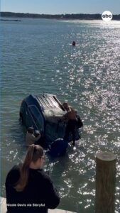 Người dân giúp tài xế thoát khỏi xe SUV chìm