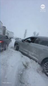 Hàng trăm xe đâm liên hoàn ở Michigan