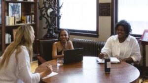 Bạn bè tổ chức ‘Admin Nights’ để giải quyết các vấn đề người lớn