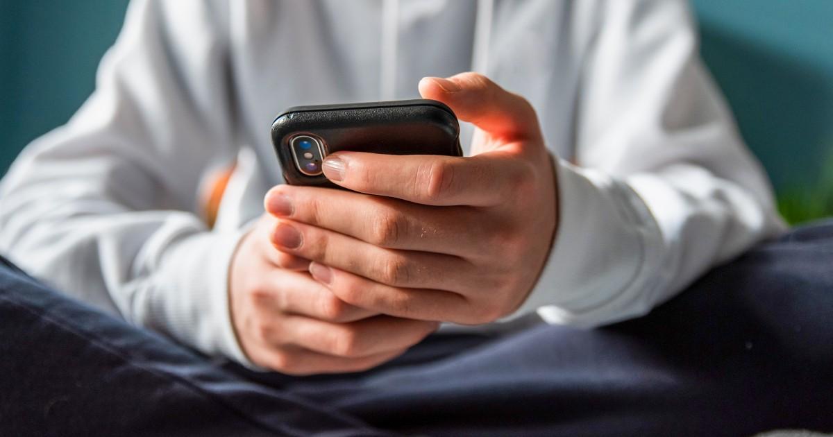 260120 teen on phone gk f32f4c