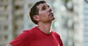 Alex Honnold leo lên tòa nhà Taipei 101 hoãn vì thời tiết