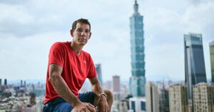 Leo Honnold leo ho lên tòa nhà cao tầng ở Đài Loan dời lại vì thời tiết
