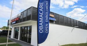 Nhiều người tham gia Obamacare chuyển sang gói Bronze rẻ hơn, tiềm ẩn rủi ro