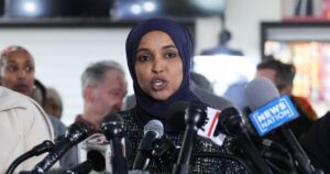 Dân biểu Ilhan Omar cho rằng 'ngôn từ thù địch' của Tổng thống Trump góp phần vào vụ tấn công tại buổi họp dân 16 Dân biểu Ilhan Omar cho rằng ‘ngôn từ thù địch’ của Tổng thống Trump góp phần vào vụ tấn công tại buổi họp dân