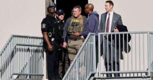 FBI Khám Xét Trung Tâm Bầu Cử Quận Fulton Liên Quan Đến Thua Cử 2020 Của Trump