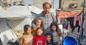 Người Palestine ở Gaza đối mặt khó khăn trong lều chờ tương lai tốt đẹp hơn 12 Người Palestine ở Gaza đối mặt khó khăn trong lều chờ tương lai tốt đẹp hơn