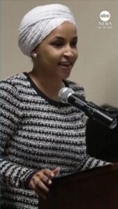 Người đàn ông tấn công, xịt chất lỏng vào Dân biểu Ilhan Omar tại buổi họp dân