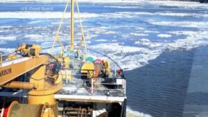 US Coast Guard triển khai tàu phá băng tại New York giữa đợt lạnh giá