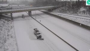 Người lái xe máy xúc tuyết ở Ohio giúp đỡ em bé chuyển viện