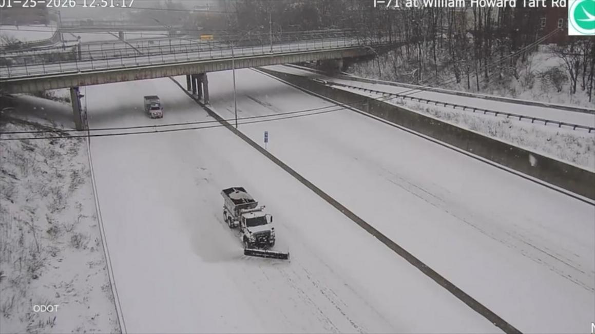 Người lái xe máy xúc tuyết ở Ohio giúp đỡ em bé chuyển viện 1