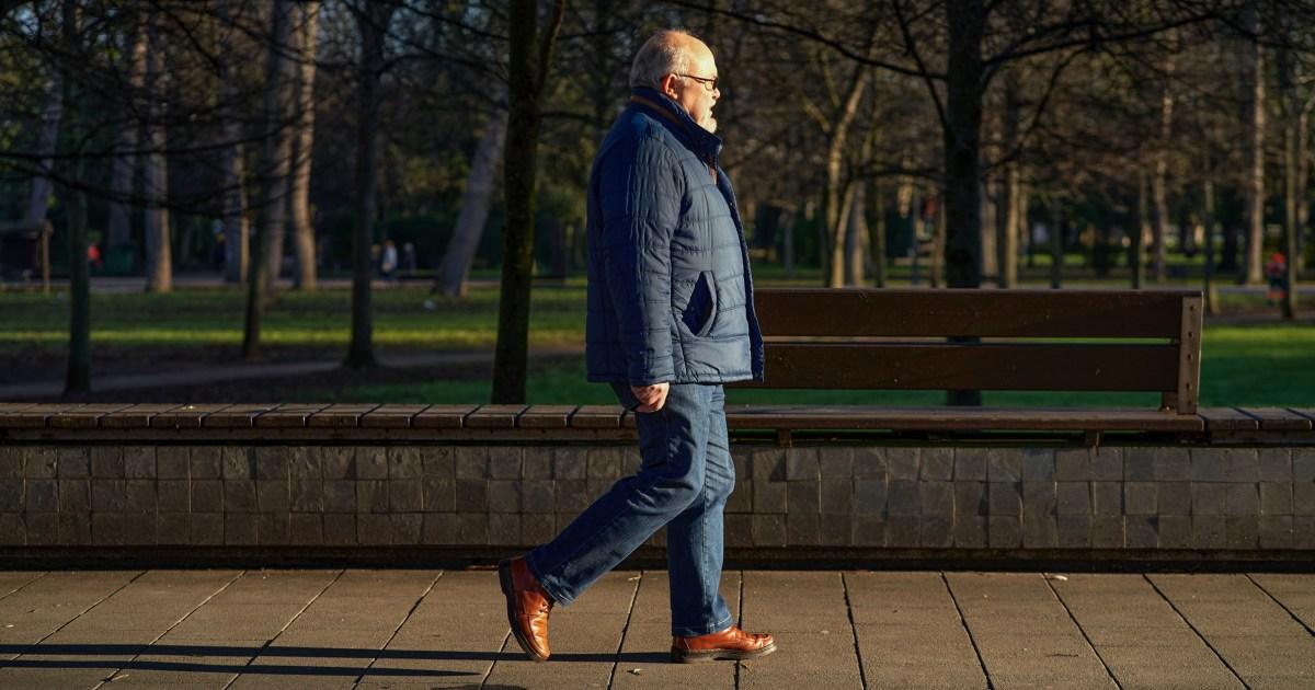 260129 walking senior man vsb 1345 2d0390