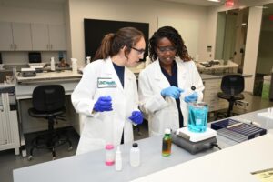 Trường Dược của Đại học UNT Health Fort Worth Xếp Hạng Cao về Tài Trợ Nghiên Cứu