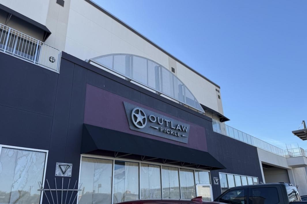 Outlaw Pickle khai trương khu phức hợp pickleball và ẩm thực tại San Antonio 1 403262