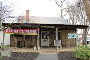 Cửa hàng quà tặng địa phương đóng cửa gần trung tâm thành phố New Braunfels