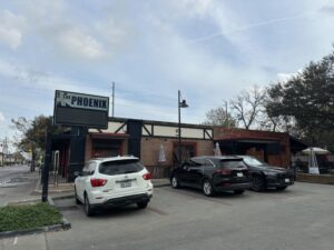 Quán rượu The Phoenix sẽ dời đi sau 19 năm