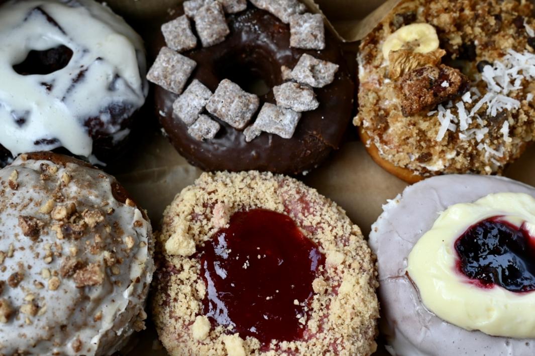 Cặp đôi địa phương phục vụ bánh rán đặc biệt và cà phê thủ công cho Vùng Vịnh 1 404539