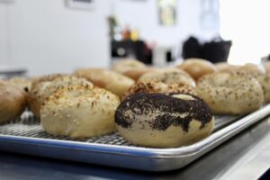 Harpers Bagels phục vụ bánh mì tròn tươi nướng tại Tomball 15 Harpers Bagels phục vụ bánh mì tròn tươi nướng tại Tomball