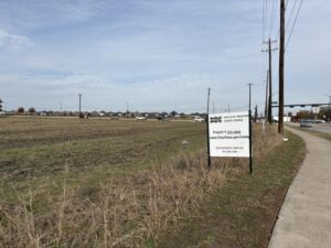 Dự án phát triển bán lẻ ở Frisco bị hoãn do lỗi biển báo