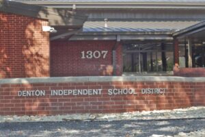 Làm sao để nắm thông tin về việc trường học Denton ISD đóng cửa vì thời tiết?