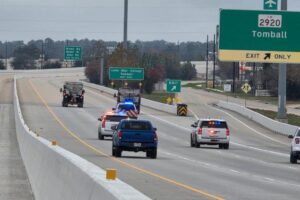 Các cuộc họp hoãn, cơ quan chính phủ đóng cửa và trung tâm giữ ấm mở cửa khắp khu vực Greater Houston