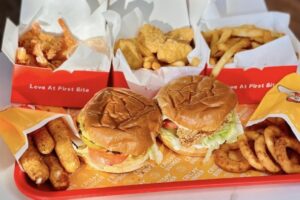 Crispy Burger & Laankee phục vụ gà rán, boba gần Cy-Fair