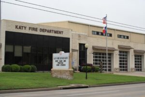 Katy Bổ Nhiệm Nữ Cảnh Sát Trưởng Tạm Thời Đầu Tiên